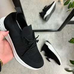 Sort slip on sko med strikket overdel og god stødabsorbering