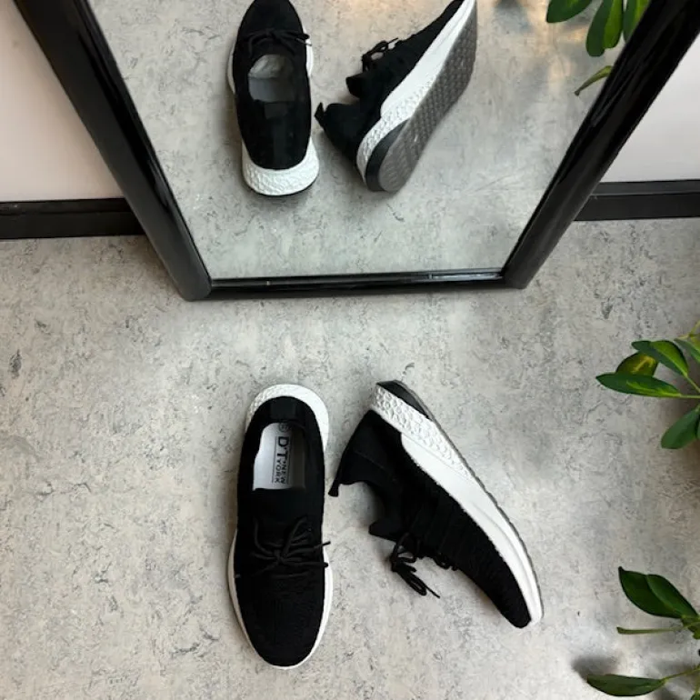 Sort slip on sko med strikket overdel og god stødabsorbering