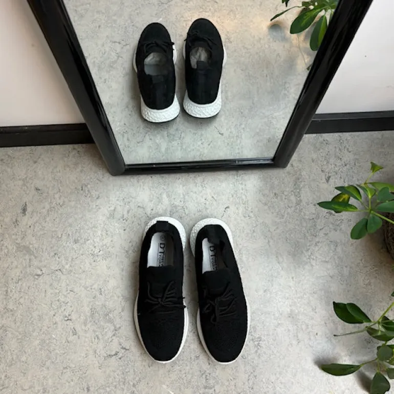 Sort slip on sko med strikket overdel og god stødabsorbering