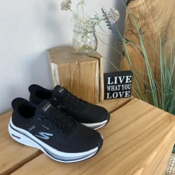 Sort slip-ins sko fra Skechers med elastiksnøre