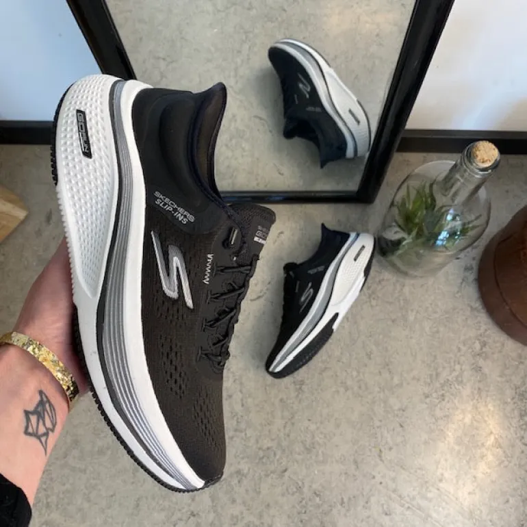 Sort slip-ins sko fra Skechers med elastiksnøre