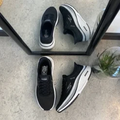 Sort slip-ins sko fra Skechers med elastiksnøre