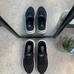Sort slip-ins sko fra Skechers med elastiksnøre