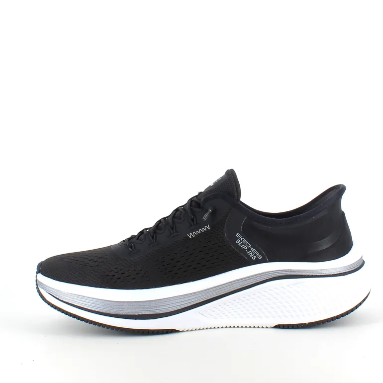 Sort slip-ins sko fra Skechers med elastiksnøre