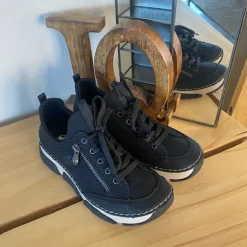 Sort sneakers fra Rieker med god stødabsorbering