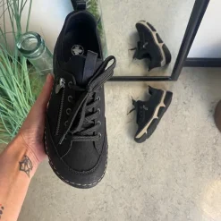Sort sneakers fra Rieker med god stødabsorbering
