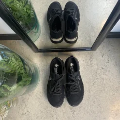 Sort sneakers fra Rieker med god stødabsorbering