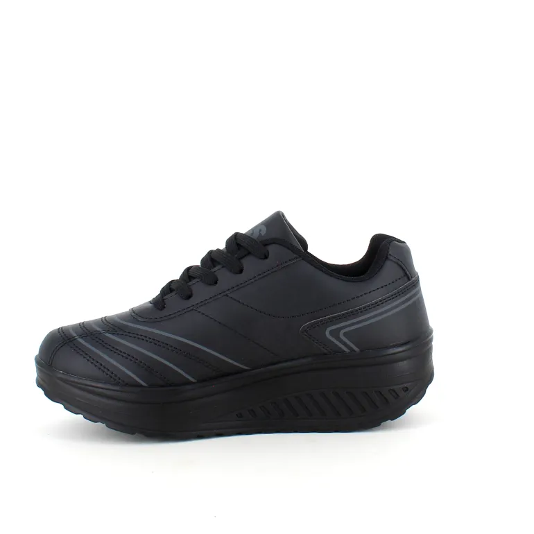 Sort sportssko med svangstøtte og gængesål.