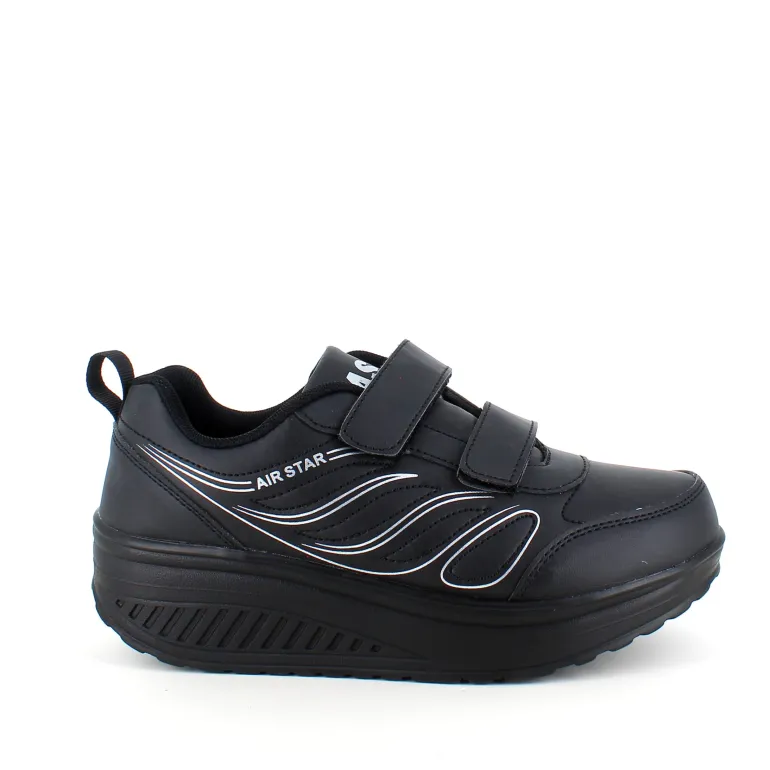 Sort sportssko med velcrolukning og gængesål.