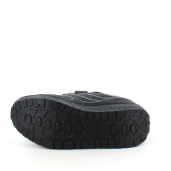 Sort sportssko med velcrolukning og gængesål.