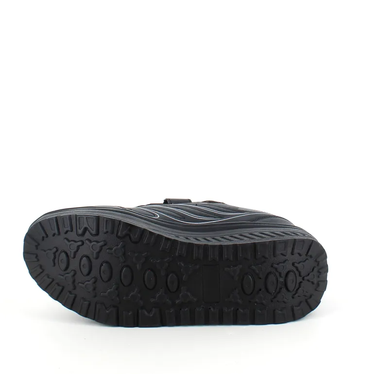 Sort sportssko med velcrolukning og gængesål.