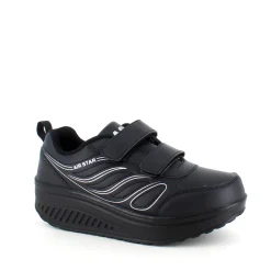 Sort sportssko med velcrolukning og gængesål.