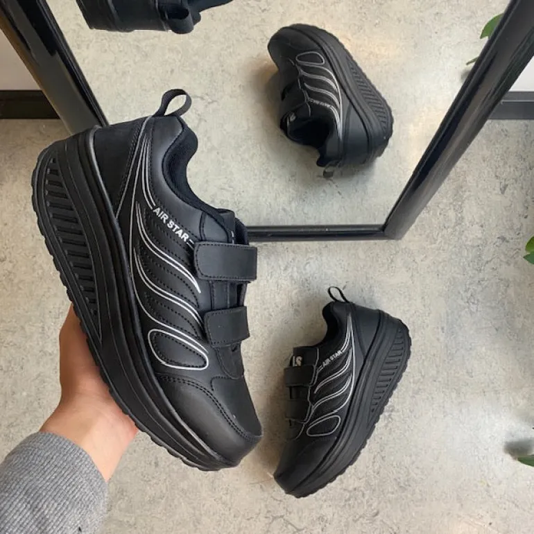 Sort sportssko med velcrolukning og gængesål.