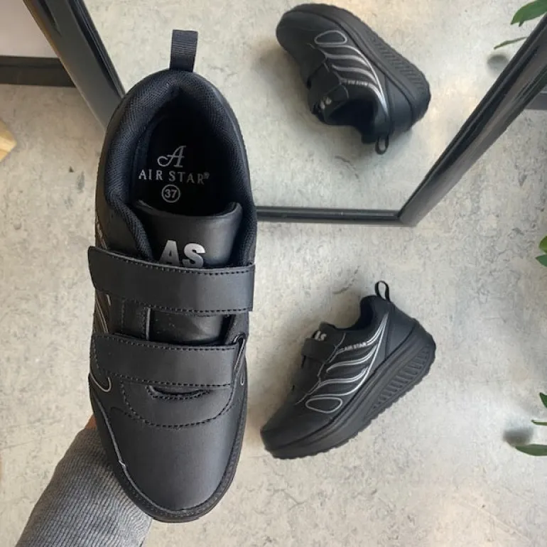 Sort sportssko med velcrolukning og gængesål.