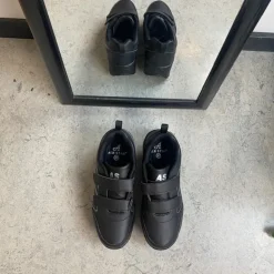 Sort sportssko med velcrolukning og gængesål.