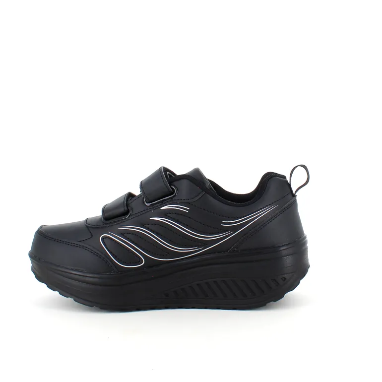 Sort sportssko med velcrolukning og gængesål.
