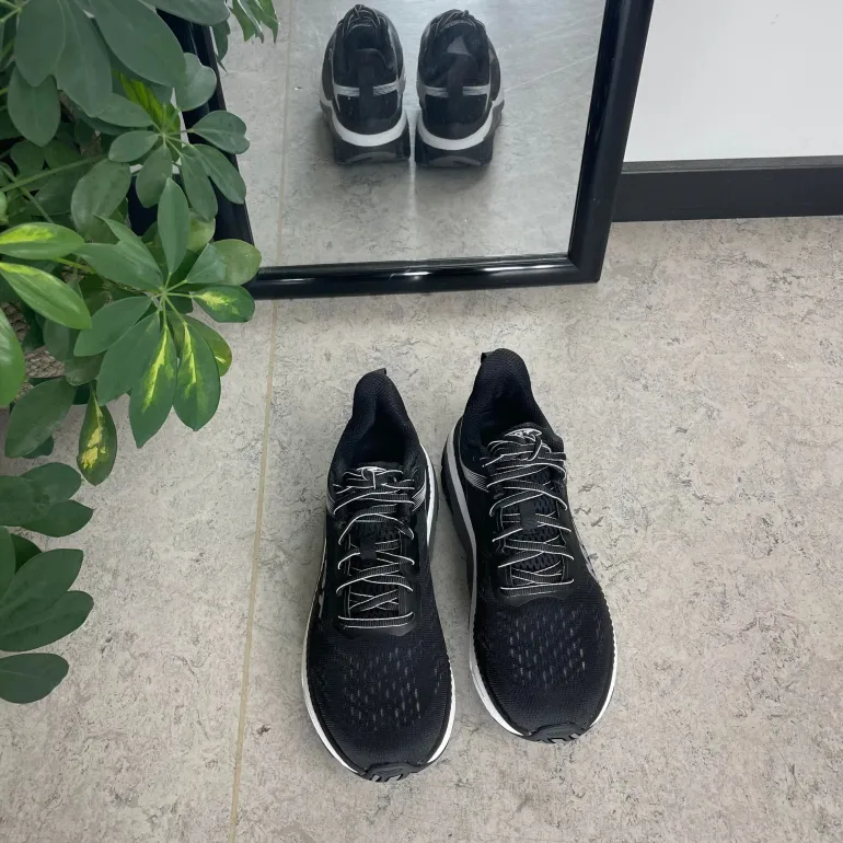 Sort stødabsorende sko fra MBT, MBT Z-3000