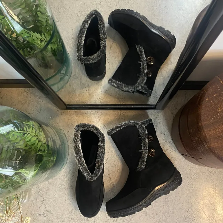 Sort støvle med fin pelsdetalje.