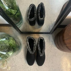 Sort støvle med fin pelsdetalje.