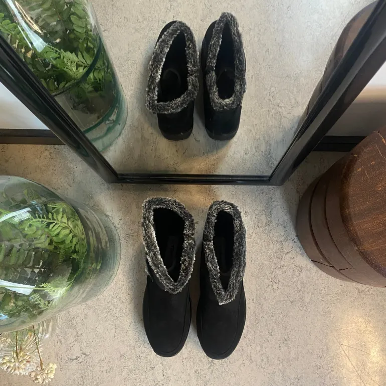 Sort støvle med fin pelsdetalje.