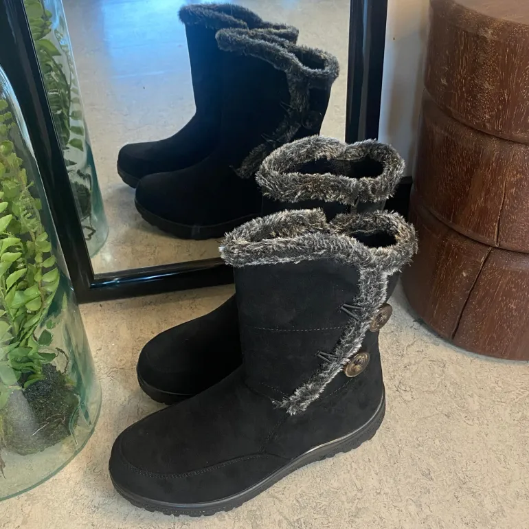 Sort støvle med fin pelsdetalje.