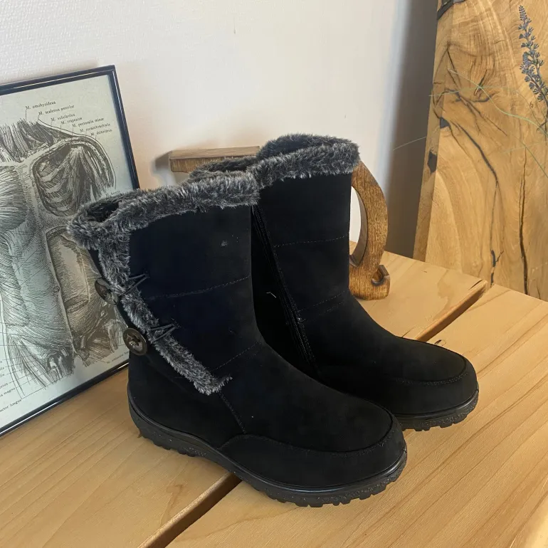 Sort støvle med fin pelsdetalje.