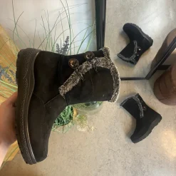 Sort støvle med fin pelsdetalje.