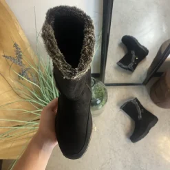 Sort støvle med fin pelsdetalje.