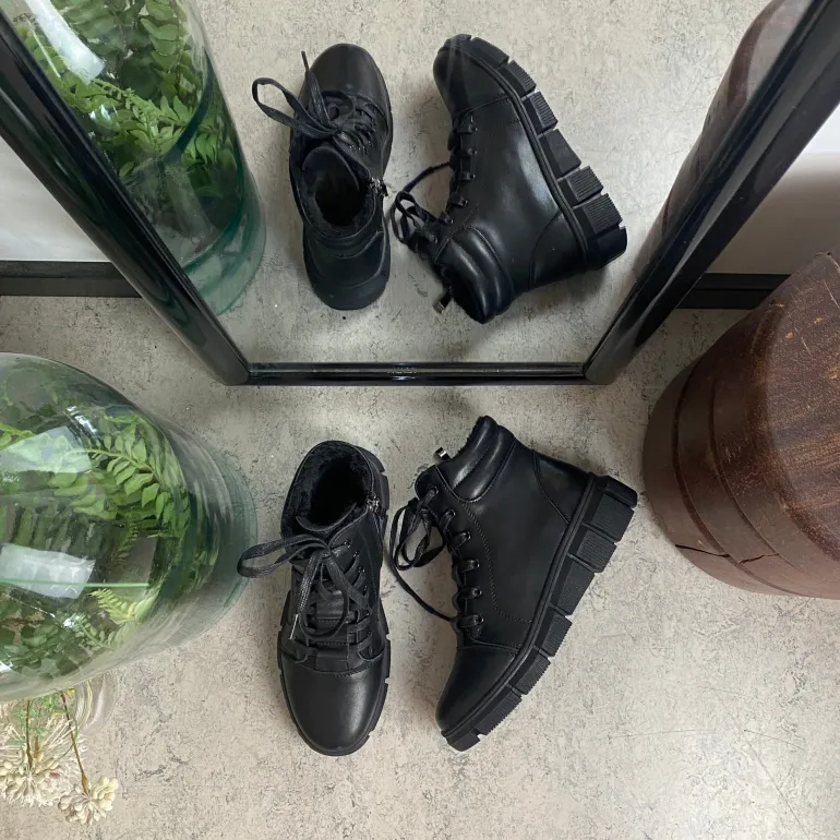 Sort støvle med stødabsorberende sål