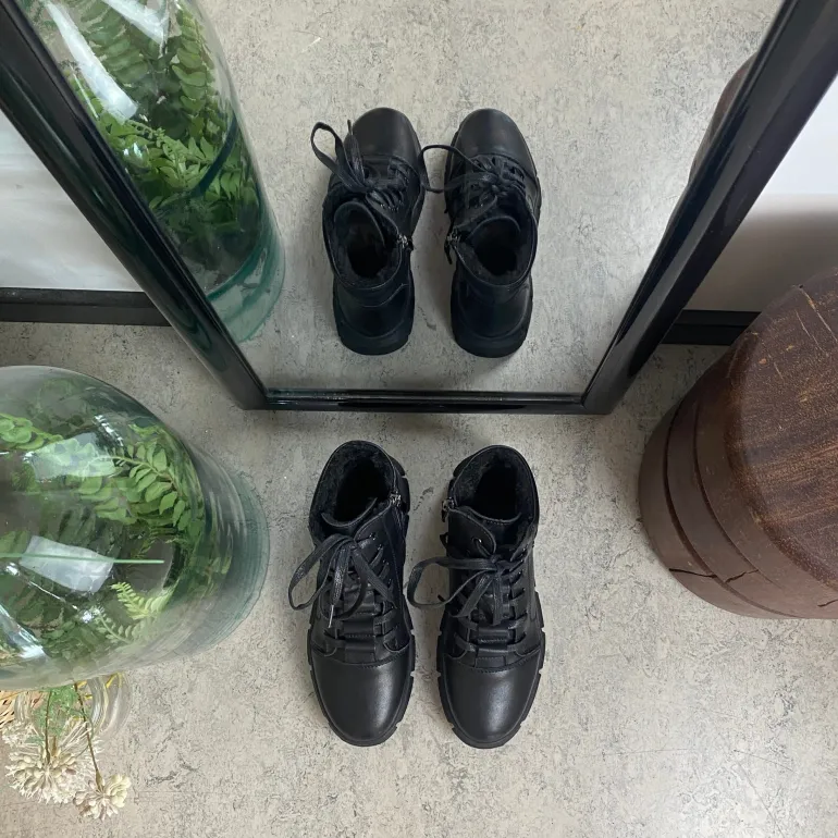 Sort støvle med stødabsorberende sål