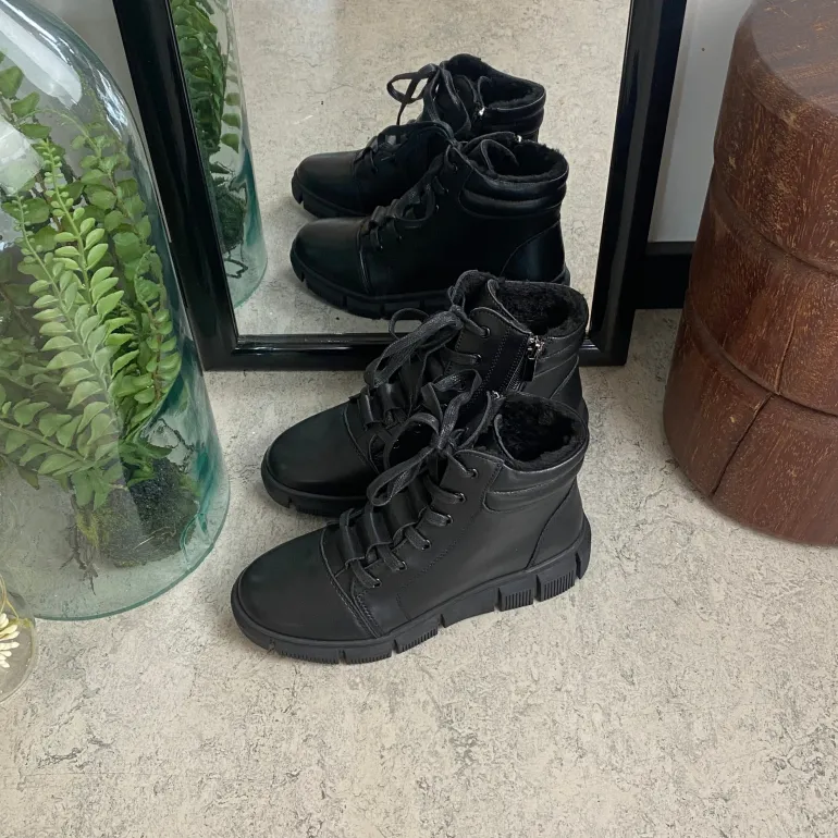 Sort støvle med stødabsorberende sål