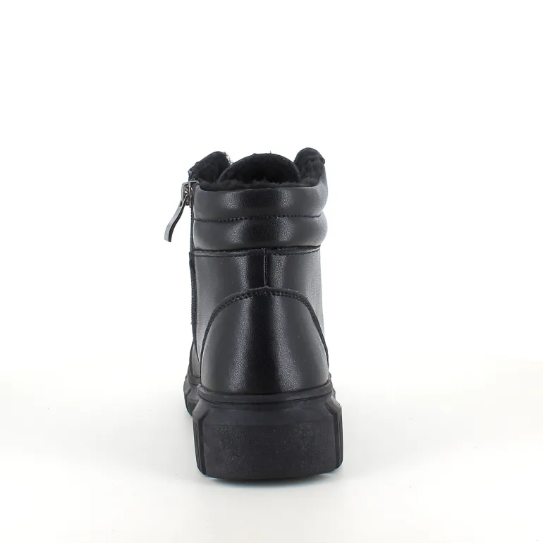 Sort støvle med stødabsorberende sål