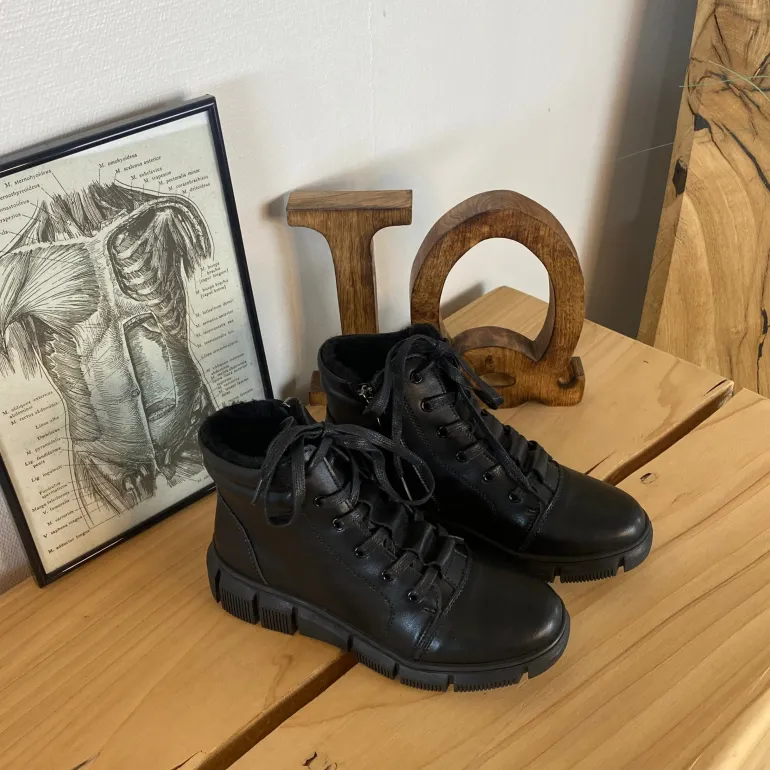 Sort støvle med stødabsorberende sål