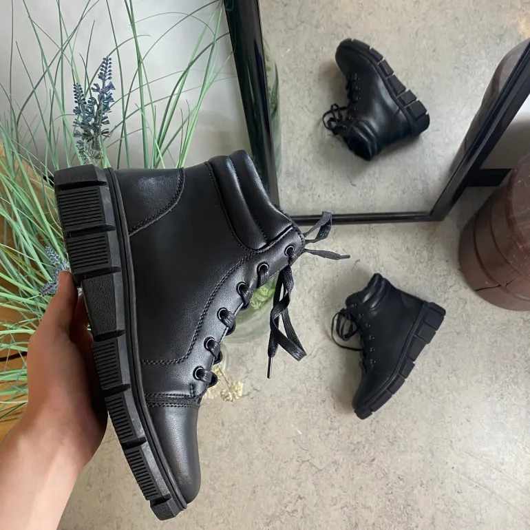 Sort støvle med stødabsorberende sål