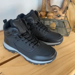 Sort vandafvisende herreankelstøvle med varmt for, robust TPR-sål og lynlås i siden