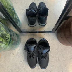 Sort vandafvisende herreankelstøvle med varmt for, robust TPR-sål og lynlås i siden