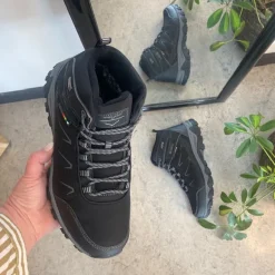 Sort vandrestøvle med overdel i eftergiveligt softshell