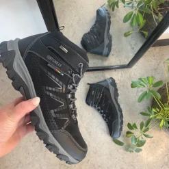 Sort vandrestøvle med overdel i eftergiveligt softshell