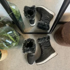 Sort vandtæt vinterstøvle fra Mols med pels kant