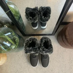 Sort vandtæt vinterstøvle fra Mols med pels kant