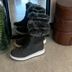 Sort vandtæt vinterstøvle fra Mols med pels kant