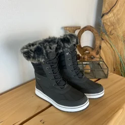 Sort vandtæt vinterstøvle fra Mols med pels kant