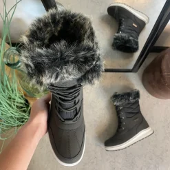 Sort vandtæt vinterstøvle fra Mols med pels kant