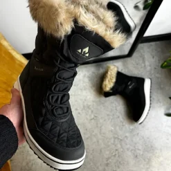 Sort vandtæt vinterstøvle fra Whistler med pels kant