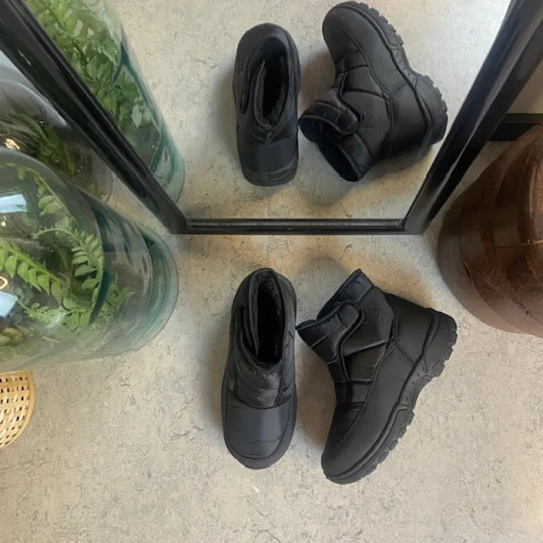 Sort vatteret støvle med velcroåbning