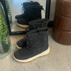 Sort vinterstøvle med lækkert blødt for