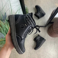 Sort vinterstøvle med snørebånd