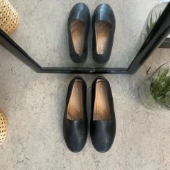 Sorte ballerinasko med fint, perforeret mønster