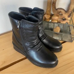 Sorte damestøvletter med varmt for og 2 lynlåse – komfortabel PU-sål og praktisk design