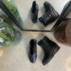 Sorte damestøvletter med varmt for og 2 lynlåse – komfortabel PU-sål og praktisk design